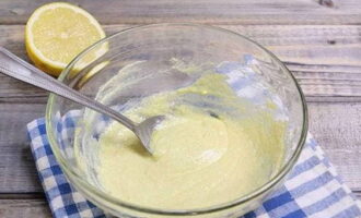 Vắt nước chanh và sốt mayonnaise vào khối chất lỏng. Ngoài ra còn thêm một chút muối và hạt tiêu đen xay.