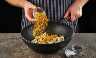Prăjiți bucățile de pui în ulei vegetal. Le completam cu ceapa, sare, condimente dupa gust si pasta de rosii. Se prăjește timp de 5 minute.