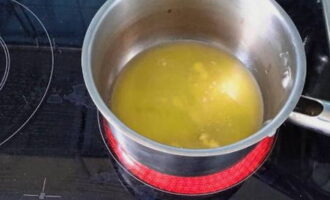 Đun chảy sản phẩm cho đến khi tạo thành hỗn hợp lỏng trong suốt.