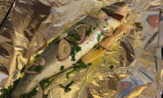 Häll slaktkroppen med en blandning av smör, örter, lök och kryddor. 
