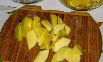 Gupitin ang hugasan na halaman ng kwins sa manipis na hiwa. Maingat na alisin ang mga buto.
