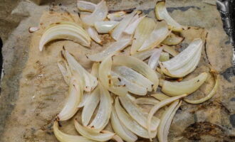 Com cuinar el clàssic risotto de marisc? Peleu la ceba, talleu-la a plomes i poseu-la al forn preescalfat a 200 graus durant 10 minuts. Refredar la ceba acabada i picar-la.
