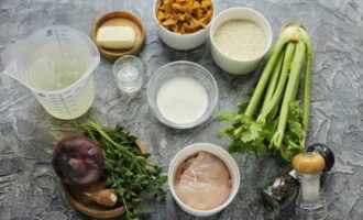 Hur lagar man kycklingrisotto enligt det klassiska receptet? Låt oss först förbereda alla nödvändiga ingredienser och mäta den mängd vi behöver. Svamp kan tas antingen färsk eller fryst (med kantareller är smaken mer intensiv).