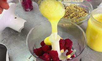 Cum să faci granola acasă? Puneți zmeura și mierea într-un bol de blender și amestecați aceste ingrediente.