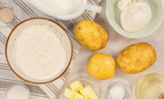 Nguyên liệu làm bánh Ossetian tại nhà được chuẩn bị ngay theo tỷ lệ trong công thức. Khoai tây được gọt vỏ và rửa sạch. Phô mai được cắt thành miếng nhỏ.