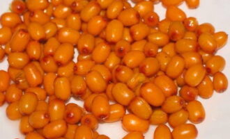 วิธีเตรียมเยลลี่ทะเล buckthorn สำหรับฤดูหนาว? เริ่มจากสิ่งที่ยากที่สุดกันก่อน จัดเรียงผลเบอร์รี่ทะเล buckthorn ที่เก็บรวบรวมอย่างระมัดระวังโดยเอาก้านเศษเล็ก ๆ และผลไม้ที่เสียหายออก ในกระชอนให้ล้าง buckthorn ทะเลให้สะอาดใต้น้ำไหลแล้วสะบัดของเหลวส่วนเกินออก