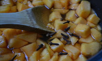 Pagkatapos kumukulo, magdagdag ng citric acid at isang maliit na cloves sa pinaghalong para sa lasa. Magluto sa mahinang apoy ng mga 10 minuto pa.