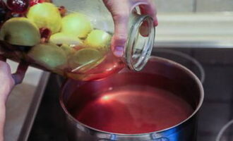 După un timp, turnați lichidul într-o cratiță și fierbeți-l. Pentru a preveni scăparea conținutului odată cu apa, folosim un capac special cu orificii.