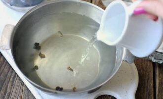 Vervolgens bereiden we de marinade voor. Los zout en suiker op in kokend water. Aan het einde gieten we de hap erin. Roer en haal van het vuur.