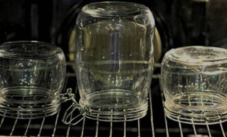 20-25 minuten voordat we de jam opnieuw verwerken, beginnen we de potten en deksels klaar te maken voor afdichting. Wij maken ze schoon en wassen ze grondig. Daarna steriliseren we en laten we afkoelen. 