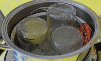 Se amestecă ingredientele și se adaugă oțet. Oprește focul. Curățați și sterilizați borcanele cu capace. 