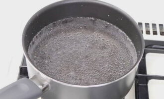 Pentru marinada se fierbe apa cu sare si zahar pentru aproximativ 3 minute. După dizolvarea ingredientelor uscate, turnați oțetul. Se amestecă. Pentru marinada se fierbe apa cu sare si zahar pentru aproximativ 3 minute. După dizolvarea ingredientelor uscate, turnați oțetul. Se amestecă.