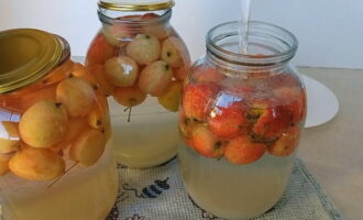 Giet vervolgens kokend water over de gehele inhoud en probeer water in het midden van de pot te gieten, zodat de wanden niet barsten.
