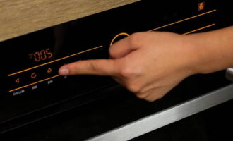 Slå på ugnen och ställ in den temperatur som krävs för uppvärmning och tillagning av aubergine - 200 grader. Efter 2-3 minuter, lägg auberginerna på en plåt inuti ugnen. Vi väntar 15 minuter. Slå på ugnen och ställ in den temperatur som krävs för uppvärmning och tillagning av aubergine - 200 grader. Efter 2-3 minuter, lägg auberginerna på en plåt inuti ugnen. Vi väntar 15 minuter.