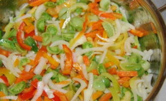 Legumele sunt tocate. Să trecem la următoarea etapă. Turnați ingredientele într-o cratiță mare. Mai întâi, amestecați-le și apoi fierbeți pe aragaz timp de 60 de minute. În timpul procesului de tocănire, când salata fierbe, adăugați sare și zahăr.