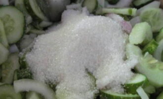 Combinați ambele ingrediente într-un bol comun. Stropiți-le cu sare și zahăr. Se amestecă și se lasă 1 oră.