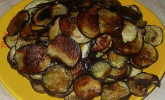 În continuare, prăjiți vinetele în jumătate din cantitatea totală de ulei vegetal până se colorează viu.