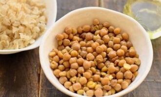 För att få en mer delikat hummus, ta bort skalet från kikärtorna. Skölj den flera gånger under kallt vatten och ta försiktigt bort det översta lagret.