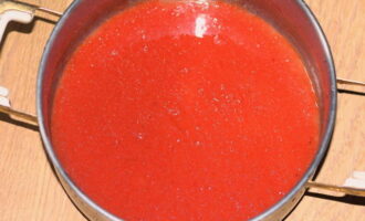 Turnați sucul de roșii într-o cratiță mare cu fund gros și adăugați sare. Se amestecă ingredientele. Așezați recipientul pe aragaz. Porniți echipamentul și aduceți sucul la fierbere. Gatiti 10 minute si indepartati spuma.