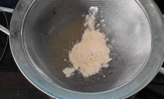 Rây ngay lượng bột cần thiết vào đây.
