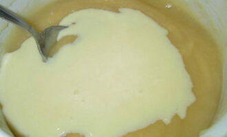 Giet de gecondenseerde melk bij de appelmoes en roer. Zet het fornuis aan en plaats de pan met de inhoud erop. Breng het mengsel aan de kook en kook nog eens 5 minuten. 