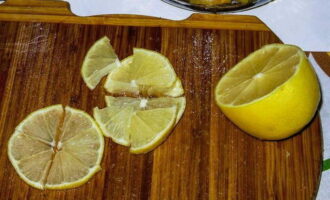 Hinihiwa din namin ng manipis ang lemon.