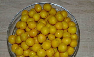 Com preparar melmelada de prunes de cirera amb llavors per a l'hivern? Trieu la pruna cirera, renteu-la i assequeu-la.