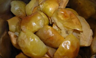 Després del forn, deixar refredar una mica les pomes i posar-les en una cassola. Després del forn, deixar refredar una mica les pomes i posar-les en una cassola.