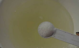 Aici punem și zahăr. Se amestecă și se ia de pe foc după ce ingredientele uscate s-au dizolvat. Aici punem și zahăr. Se amestecă și se ia de pe foc după ce ingredientele uscate s-au dizolvat.
