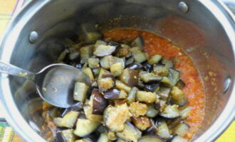 Când ingredientul uscat s-a dizolvat, aruncați vinetele în conținut, turnați uleiul vegetal și adăugați sare. Se fierbe timp de 10 minute, se adaugă oțet și se ia de pe foc. Când ingredientul uscat s-a dizolvat, aruncați vinetele în conținut, turnați uleiul vegetal și adăugați sare. Se fierbe timp de 10 minute, se adaugă oțet și se ia de pe foc.