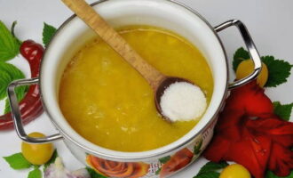 Hãy chuyển sang việc chuẩn bị các loại gia vị. Cho hạt rau mùi và hạt tiêu đen vào cối và xay. Cắt ớt càng mịn càng tốt và cho tỏi qua máy ép hoặc xay trên máy xay mịn.