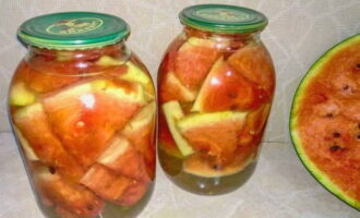 Giet na deze tijd het water uit de blikjes in een pan en zet het op laag vuur.Zodra de marinade kookt, los je zout en suiker op en voeg je azijn tegen het einde toe. Roer alles goed door en kook ongeveer vijf minuten. Giet vervolgens de hete marinade in potten met watermeloen, rol de deksels op en laat afkoelen, draai ze ondersteboven. Giet na deze tijd het water uit de blikjes in een pan en zet het op laag vuur. Zodra de marinade kookt, los je zout en suiker op en voeg je azijn tegen het einde toe. Roer alles goed door en kook ongeveer vijf minuten. Giet vervolgens de hete marinade in potten met watermeloen, rol de deksels op en laat afkoelen, draai ze ondersteboven.