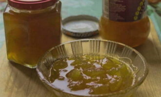 Breng het dessert aan de kook op het fornuis en kook nog ongeveer zeven minuten. Giet het hete mengsel in potten en sluit ze af.Wanneer de potten met jam onder de deken zijn afgekoeld, zet u ze op een koelere plaats voor opslag.
