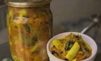 Se toarnă salata fierbinte în borcane cu ajutorul unei călițe. Rulați recipientele cu capace și întoarceți-le. Le acoperim cu o pătură caldă și le învelim. Asteptam ca vasul sa se raceasca cateva zile.