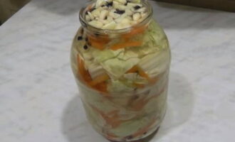 Pune legumele strâns într-un borcan pregătit de trei litri. Se toarnă marinada fierbinte peste mâncare.Inchidem recipientul cu un capac, il lasam sa se raceasca la temperatura camerei, apoi il dam la frigider.