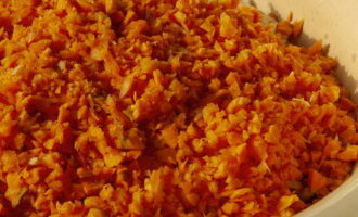 Ratlleu les pastanagues amb un ratllador fi. Ratlleu les pastanagues amb un ratllador fi.