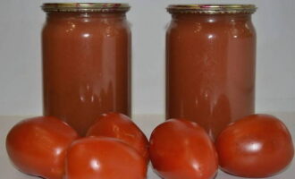 Se toarnă sucul finit în borcane (cel mai convenabil este să faci acest lucru cu o oală). Acoperiți recipientele cu capace și rulați-le. Întoarceți borcanele cu susul în jos și puneți-le în orice loc convenabil. Acoperiți cu o pătură și lăsați să se răcească.