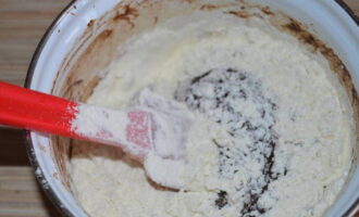 Se bate amestecul si se adauga treptat faina cernuta si praful de copt.