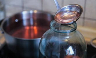 Reveniți siropul de zahăr clocotit în prune, adăugați la final acid citric și etanșați bine capacele. Lăsați compotul să se răcească cu capul în jos sub pătură.