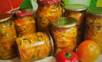 Salata gata. Il punem in borcane, pe care le curatam si le sterilizam in prealabil. Rulați recipientele cu capace. Este necesar ca borcanele cu salata sa se raceasca intr-o pozitie cu capul in jos sub o patura calda. Apoi trebuie depozitate în pivniță.