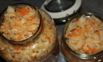 Col·loqueu el xucrut en pots, tanqueu les tapes i traieu-lo per guardar-lo.