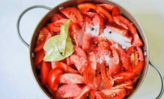 Col·loqueu les rodanxes de tomàquet a la paella. Espolseu-los amb sal i afegiu-hi grans de pebre negre i fulles de llorer. Col·loqueu les rodanxes de tomàquet a la paella. Espolseu-los amb sal i afegiu-hi grans de pebre negre i fulles de llorer.