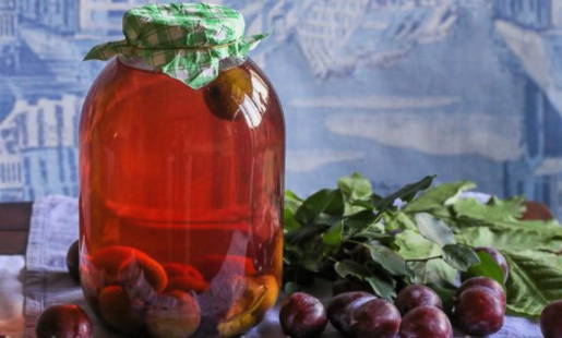 Compot de prune cu sâmburi pentru iarnă