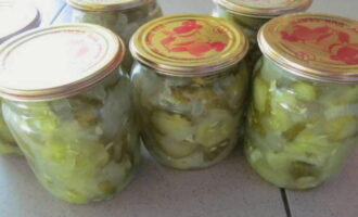 Răciți recipientul cu salata și luați-l pentru depozitare. Salata de castraveți Winter King este gata pentru iarnă!