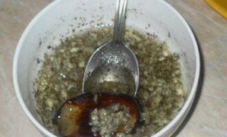 Înmuiați fiecare bucată de legume în amestecul de usturoi și puneți-o în borcane pregătite.