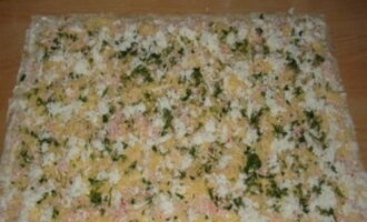 Susunod, ilatag ang mga itlog, keso, herbs at crab sticks. Magdagdag ng asin, paminta at tinadtad na bawang sa pagpuno. I-roll ang workpiece sa isang roll. Susunod, ilatag ang mga itlog, keso, herbs at crab sticks. Magdagdag ng asin, paminta at tinadtad na bawang sa pagpuno. I-roll ang workpiece sa isang roll.