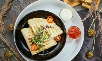 Quesadilla de pui de casă este gata. Decorați-l cu ierburi după gust și serviți.