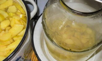 Matapos handa ang compote, maingat na ibuhos ito sa isang inihandang tatlong-litro na garapon.