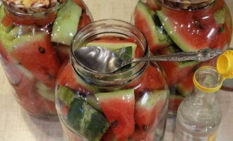 Les síndries salades en un pot estan a punt. Refredar-los cap per avall i després guardar-los.