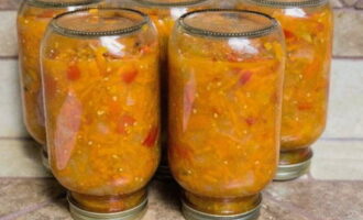 Turnați salata pregătită în borcane de sticlă curate și uscate. Închidem recipientul cu capace și îl întoarcem cu susul în jos până se răcește complet.